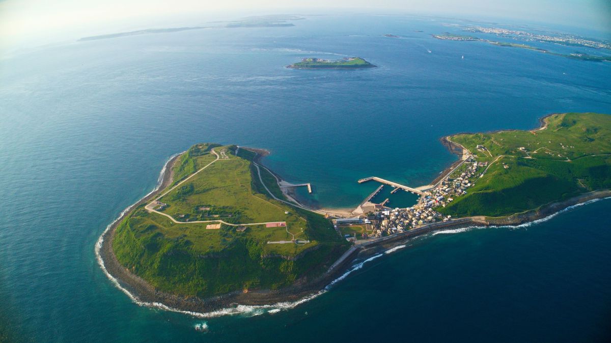 ▲虎井、桶盤有如2顆金色的珠寶，百年來默默守護著澎湖水道，馬公市公所特別規劃了「金色雙島虎井桶盤追夕陽體驗行程」推薦這2座海島漁村的輕旅行。（圖／郭偉民提供，2019.07.02）