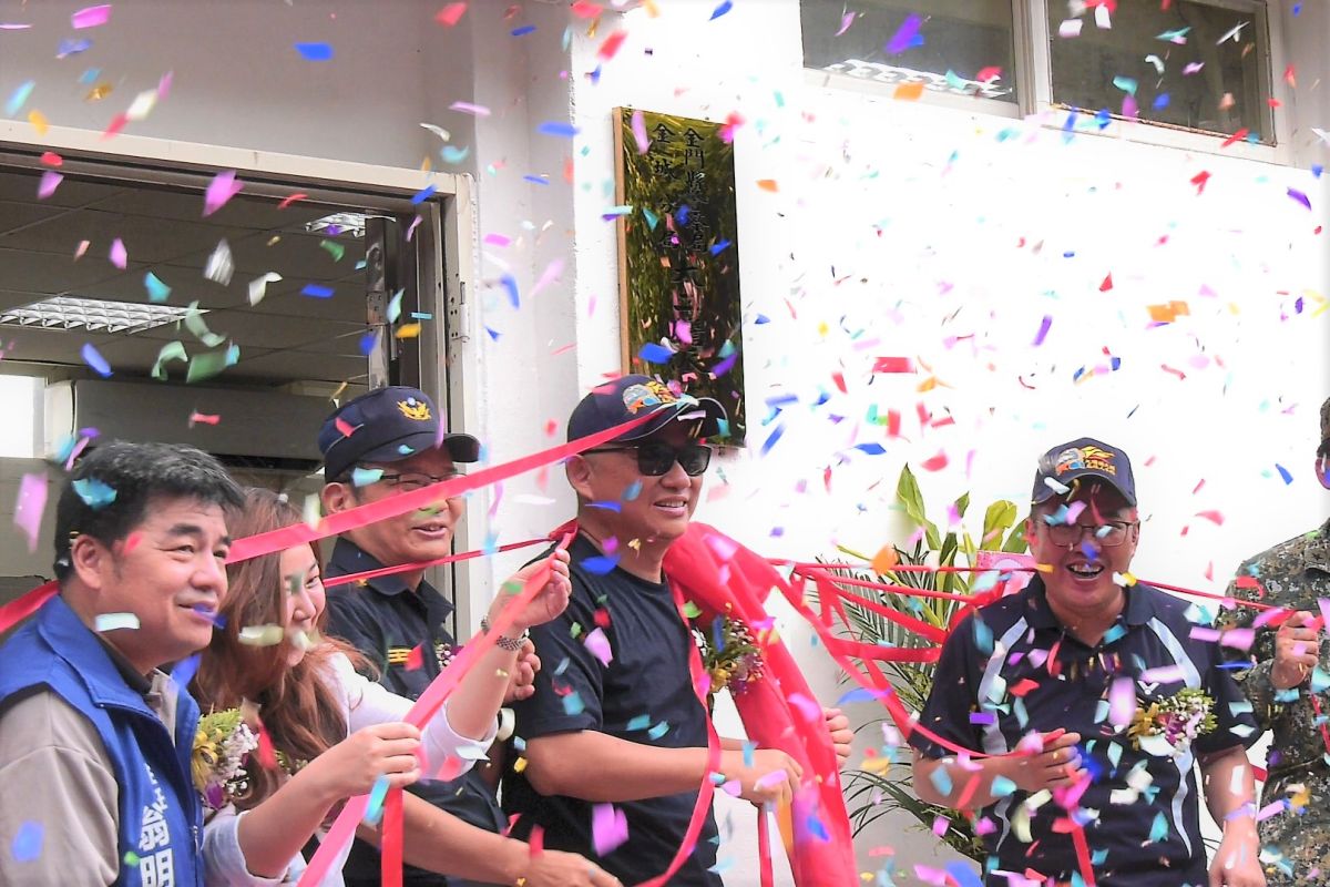 ▲十多位貴賓共同拉下紅布簾，為大、二膽派出所揭牌啟用。（圖／蔡若喬攝, 2019.07.02）