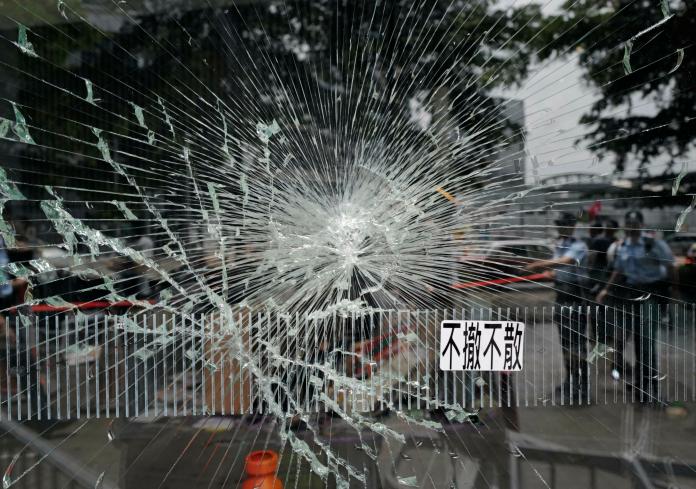 ▲香港立法會是高聳鋼筋水泥現代建築，玻璃都是強化玻璃，示威人士能夠破門而入，更顯示出其執念異常可怕。（圖／美聯社／達志影像）