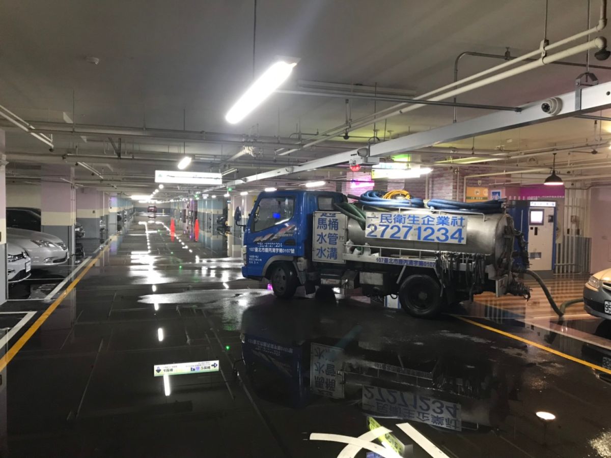 ▲新北市民廣場地下停車場今（2）日下午因暴雨導致水管破裂，停車場地下B3樓層積水，委外經營廠商立即進行搶修，調派抽水車及抽水馬達加速排水。（圖／新北市交通局提供）