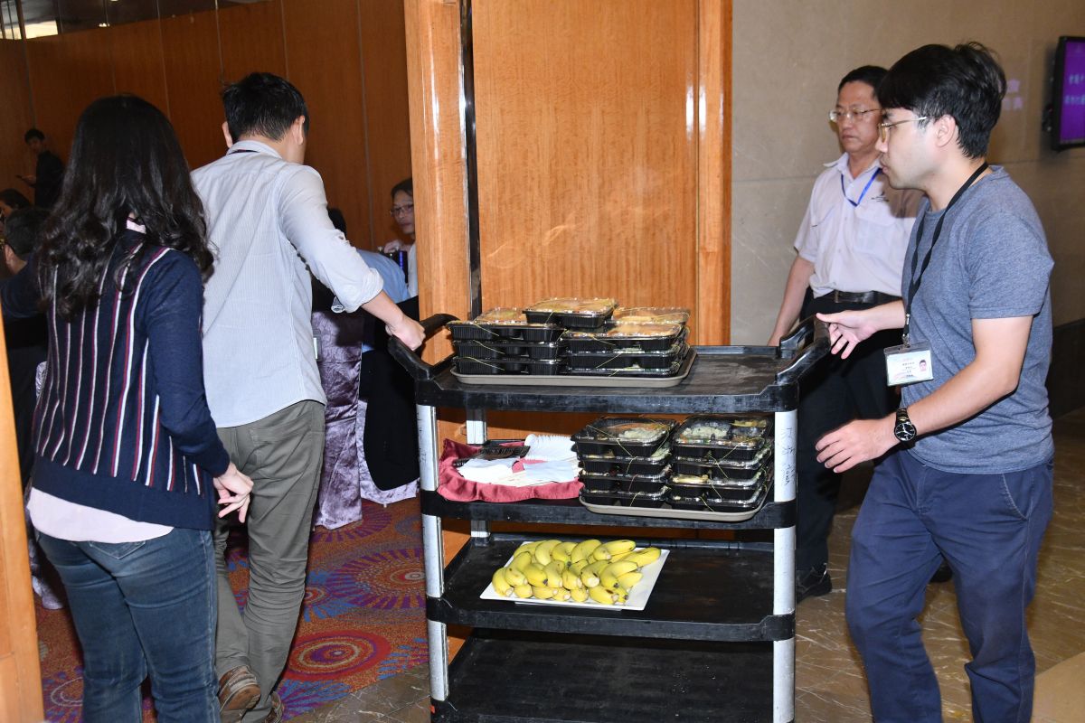 ▲長榮航空與桃園市空服員職業工會今（ 2 ）日協商會議已進行 9 小時，雙方仍對不秋後算賬條款細節僵持不下，晚間接近 6 時雙方暫停交火，等到晚餐後再進行協商。（圖／記者林柏年攝, 2019.07.02）