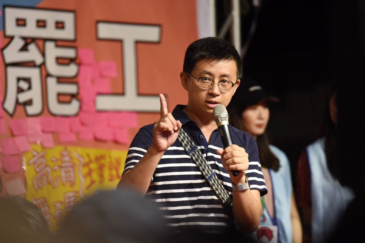 ▲桃空職工今（2）日於台北凱道舉辦「一起陪長榮空服罷工」罷工晚會，台北市議員「呱吉」邱威傑現身支持。（圖／記者陳明安攝，2019.7.2）