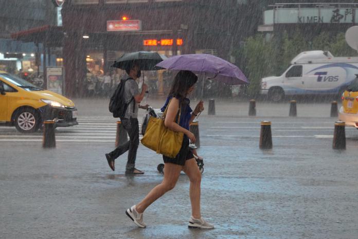 台北地區下起大雨。（圖／NOWnews資料照）