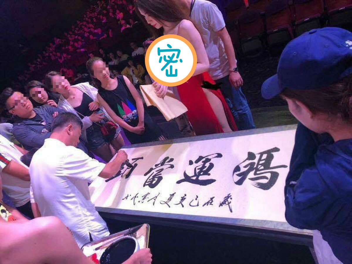 ▲只遮兩點！正妹開衩及腰辣露「雪球」，眾人嗨翻：白又嫩。（圖／翻攝自臉書社團「爆廢公社」）