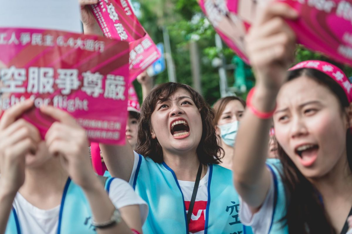 ▲長榮的規矩是出了名的嚴格「隨時會因為一個莫名奇妙的客訴被記上一筆」，除了工作上繁瑣的小細節要注意以外，就連在無腦客人的面前只能微笑以對。（圖／翻攝自臉書桃園市空服員職業工會）