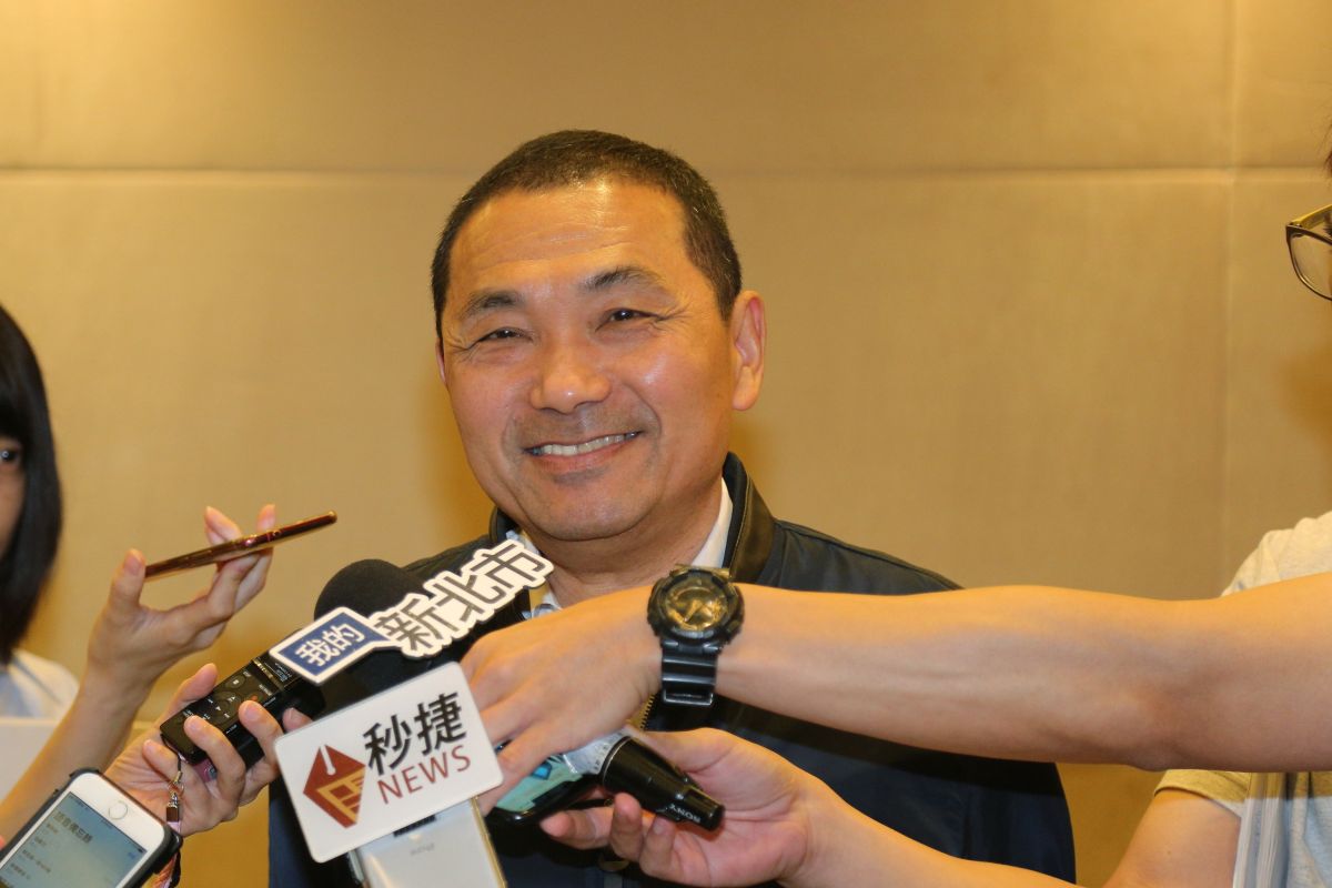 ▲侯友宜給朱立倫加油打氣，「人生永遠選擇做自己」，把未來政見的願景跟理想，清楚告訴選民。（圖／記者蔡琇惠攝，2019.07.03）