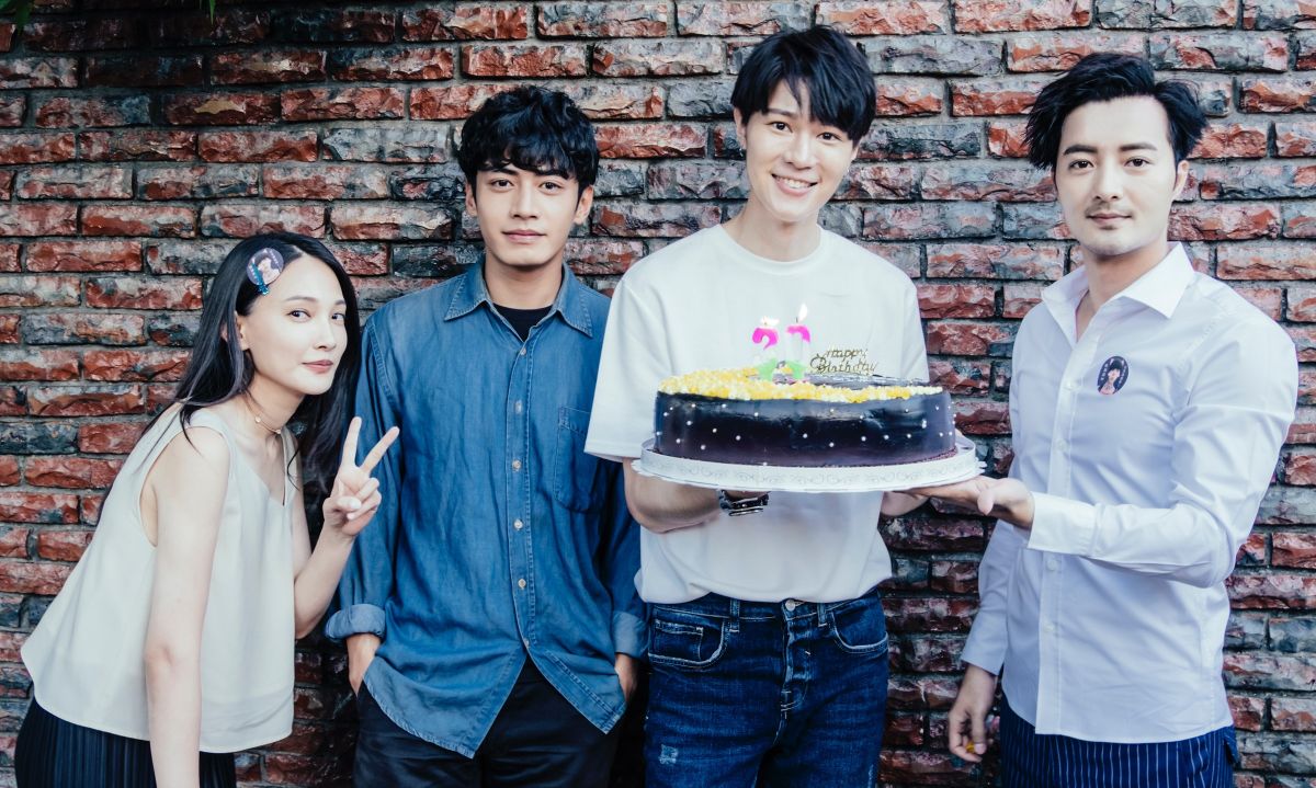 ▲《月下》劇組演員左起林映唯、宋柏緯、古斌（右1）特製月亮蛋糕為吳珝陽（右2）慶生。（圖／歐銻銻娛樂提供）