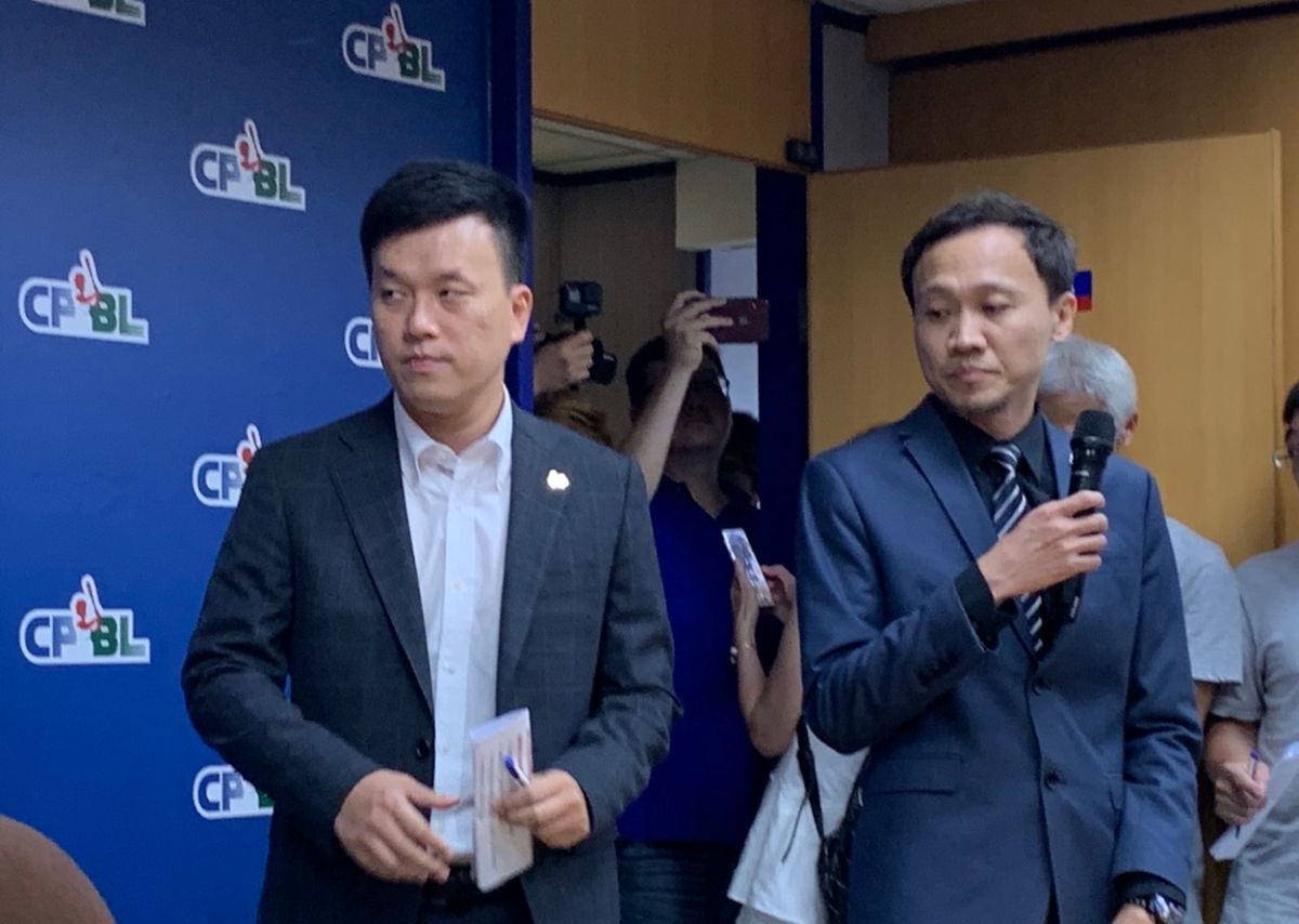 Lamigo桃猿領隊劉玠廷(左)（圖／劉祐廷報導）