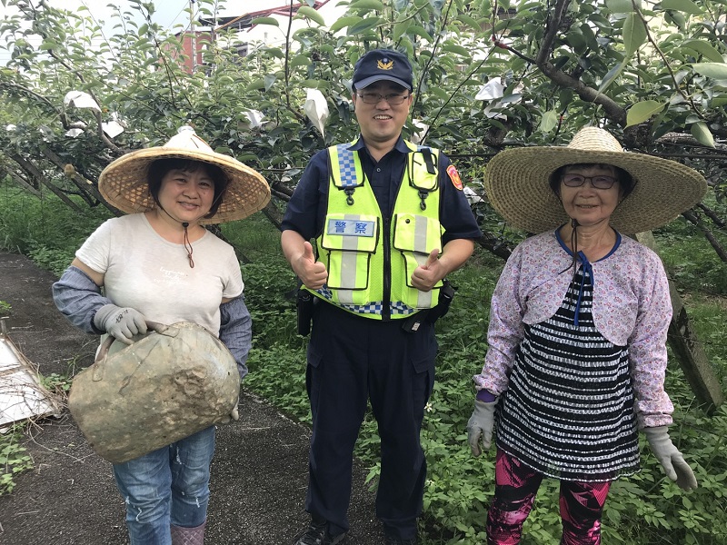 ▲東勢梨農見到東勢分局員警協助巡果園，開心笑得合不攏嘴（圖／警方提供）