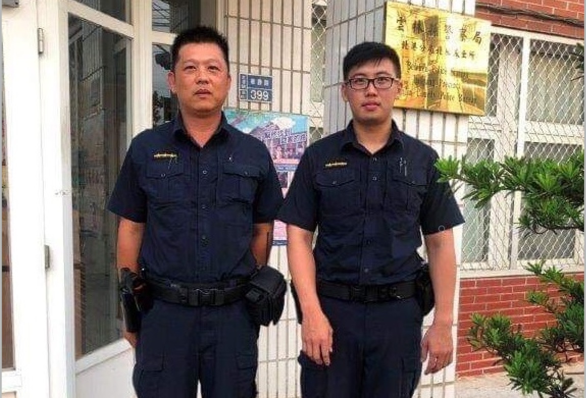 ▲警員施宗仁、吳孟豪獲報北港溪後溝段有車輛卡在農田。（圖／記者蘇榮泉攝，2019.07.03）