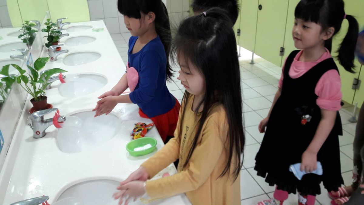 ▲天候濕熱，腸病毒已進入盛行高峰，每天門診破百例，衛生局說，要清除手上的病毒和細菌，勤洗手才是重點。（圖／記者陳雅芳攝，2019.07.03）