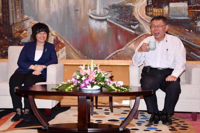 ▲柯文哲與上海市副市長宗明會面，發亮的黑皮鞋格外吸睛。（圖 / 台北市政府提供）