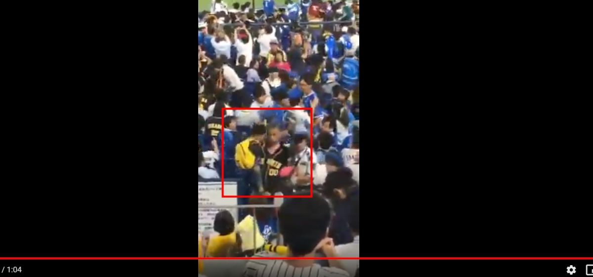 ▲有球迷將狠砸孩子影片PO上網。 （圖／YouTube）