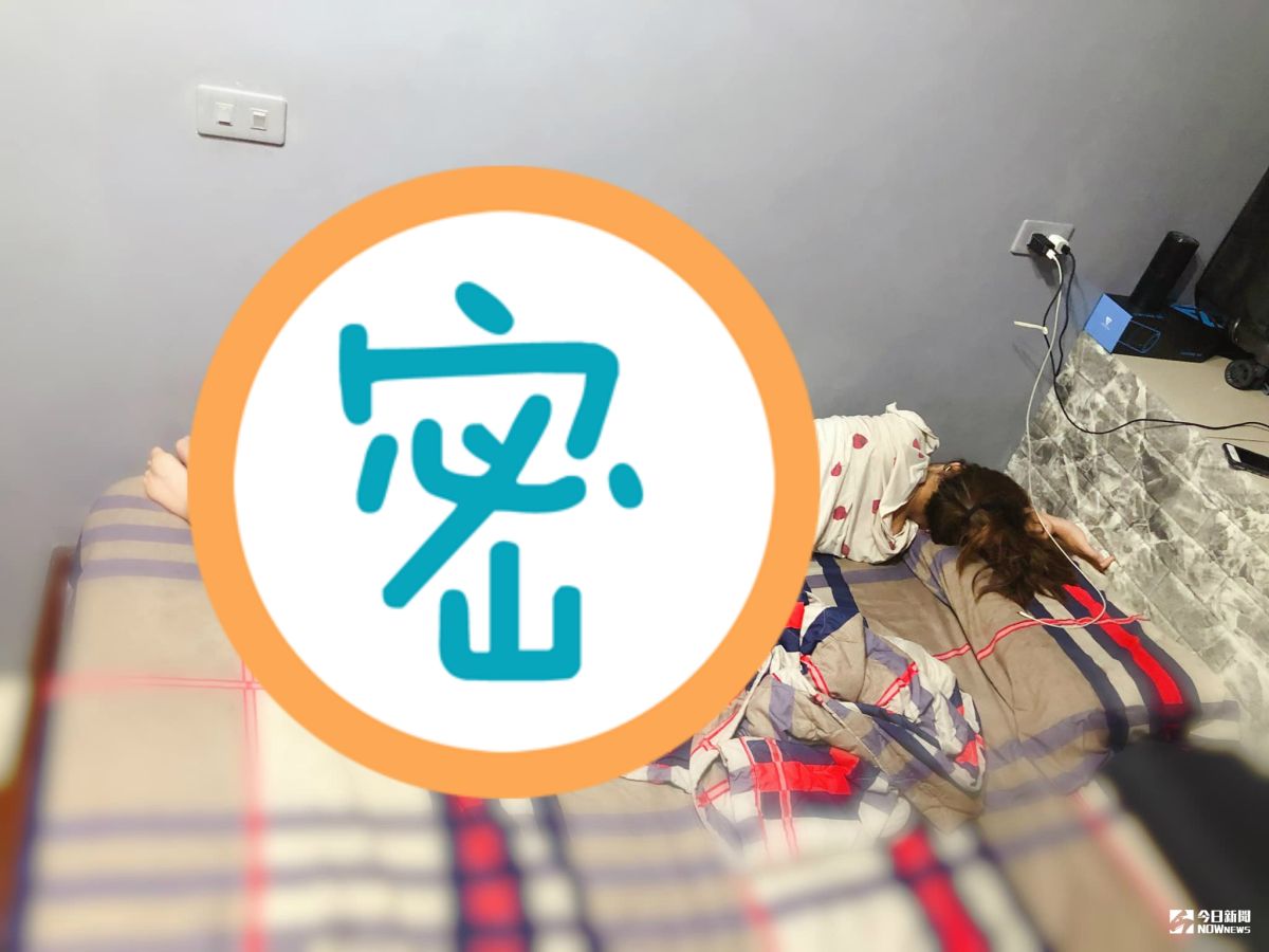 ▲一名男網友曬出兩張女友的奇特睡姿，笑稱每天都有不同模樣，照片中一雙辣腿卻立刻讓網友歪樓直呼「這腿明明就炫耀文！」（圖／翻攝自爆怨公社）