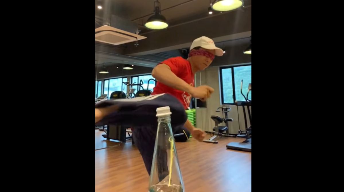 ▲「大師兄」甄子丹也跟風挑戰近期最夯的用腳開瓶蓋。（圖／截自甄子丹臉書）