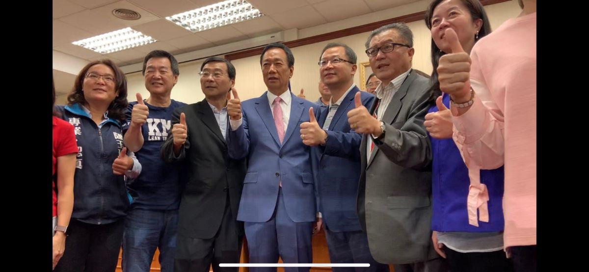 郭台銘造訪國民黨團，跟立委們一起大合照。 (圖/記者吳承翰攝)