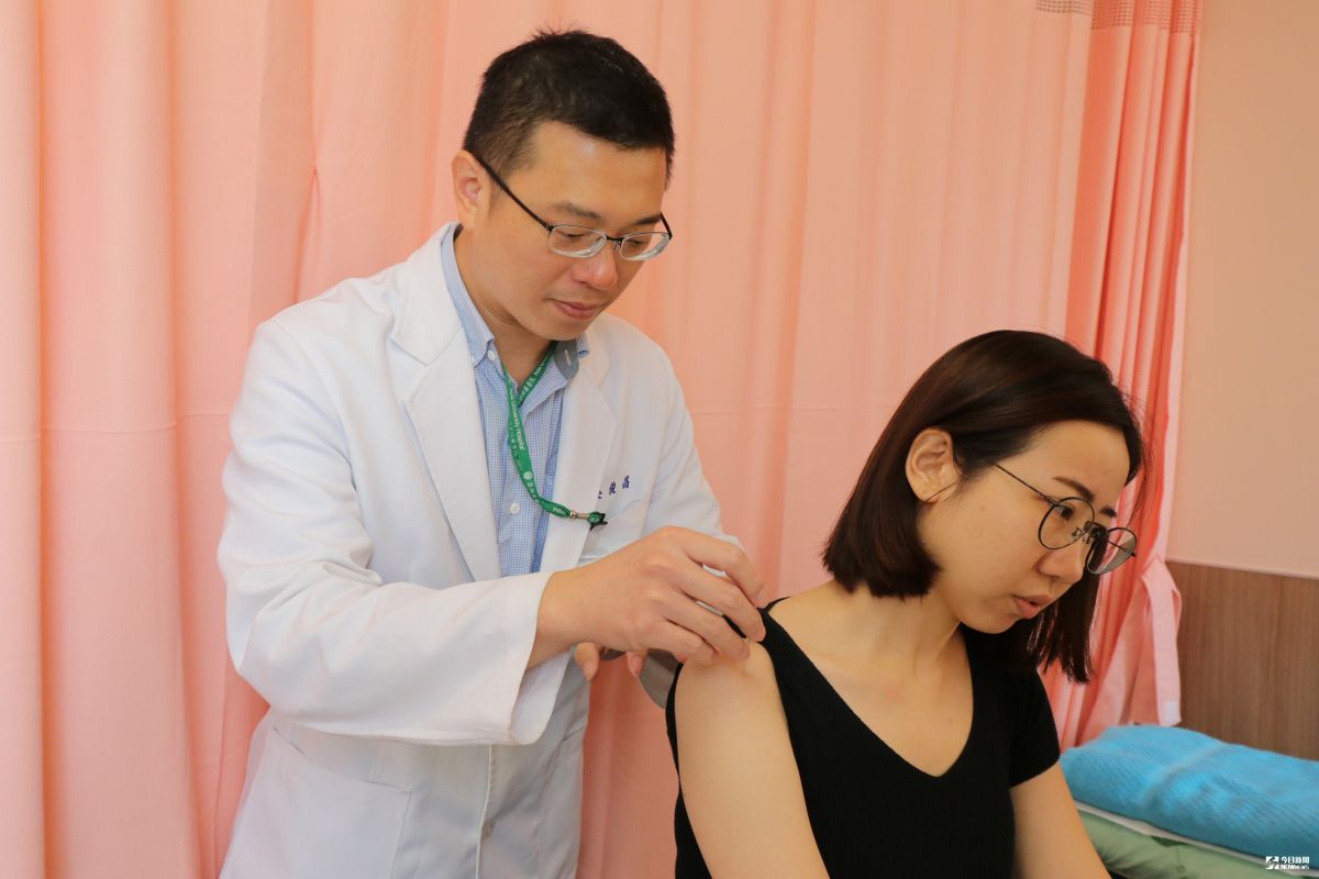 ▲亞大醫院中醫科主治醫師吳俊昌替患者針灸（圖非當事人）。（圖／亞大附屬醫院提供）