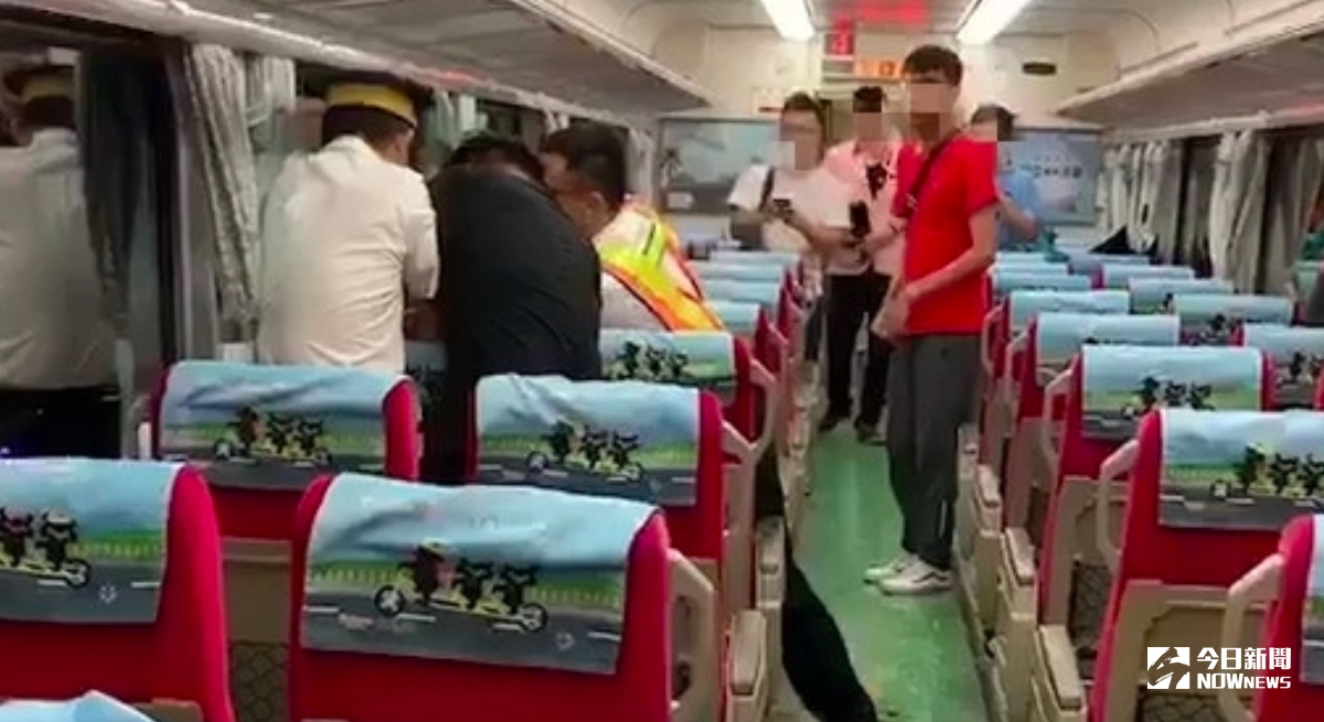 ▲台鐵昨驚傳一名男子因不願補票而砍殺警察，警察送醫後傷重不治 。（圖／翻攝網友提供影片）