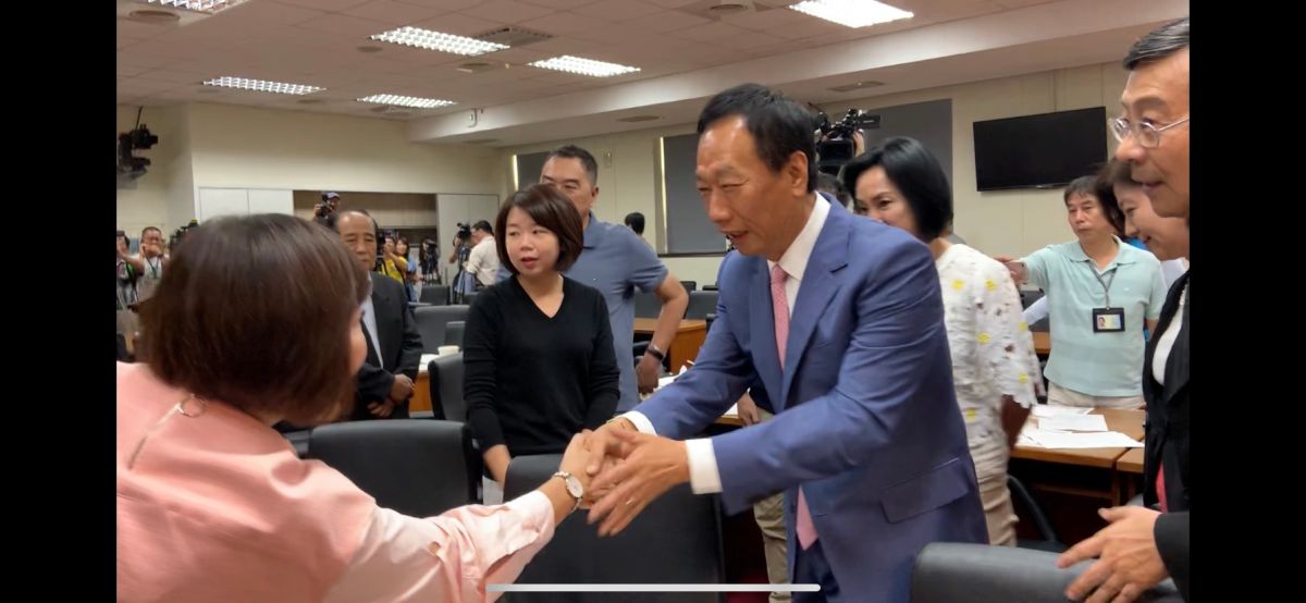 郭台銘拜訪國民黨團，跟立委們逐一握手。 (圖/記者吳承翰攝)