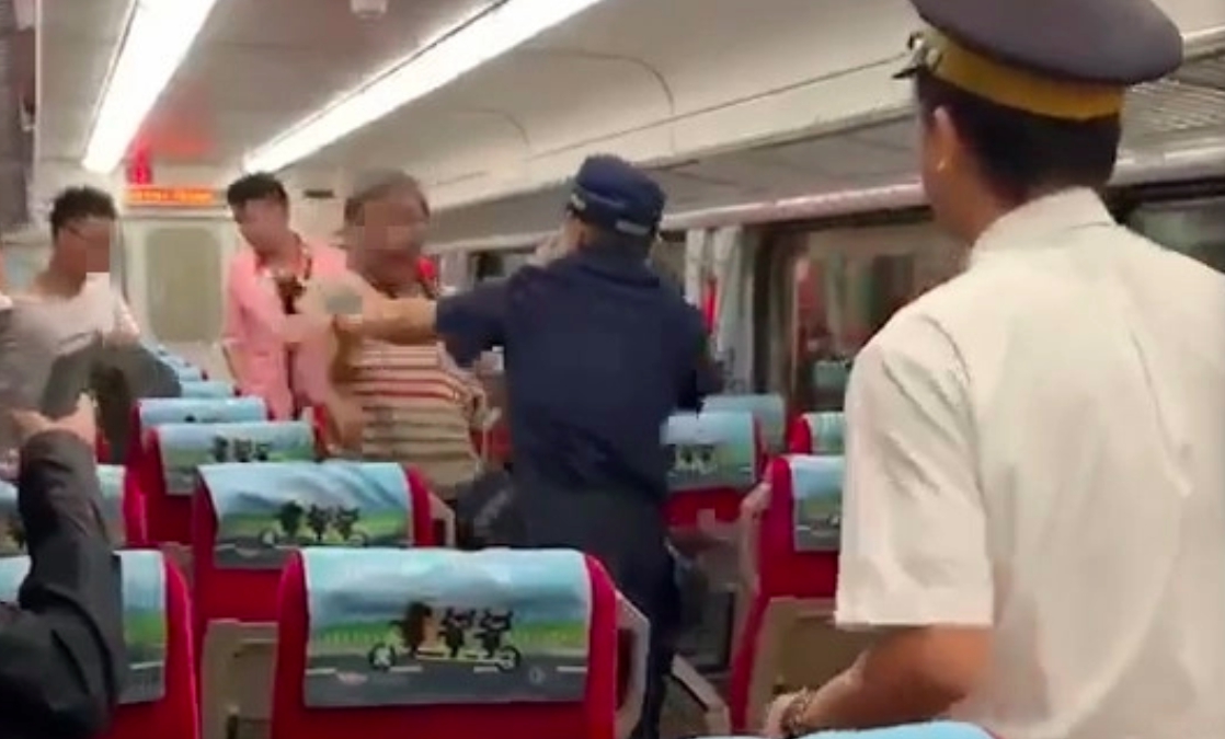 ▲台鐵自強號昨驚傳男子刺殺警察事件，警察送醫後傷重不治。（圖／翻攝民眾提供影片）