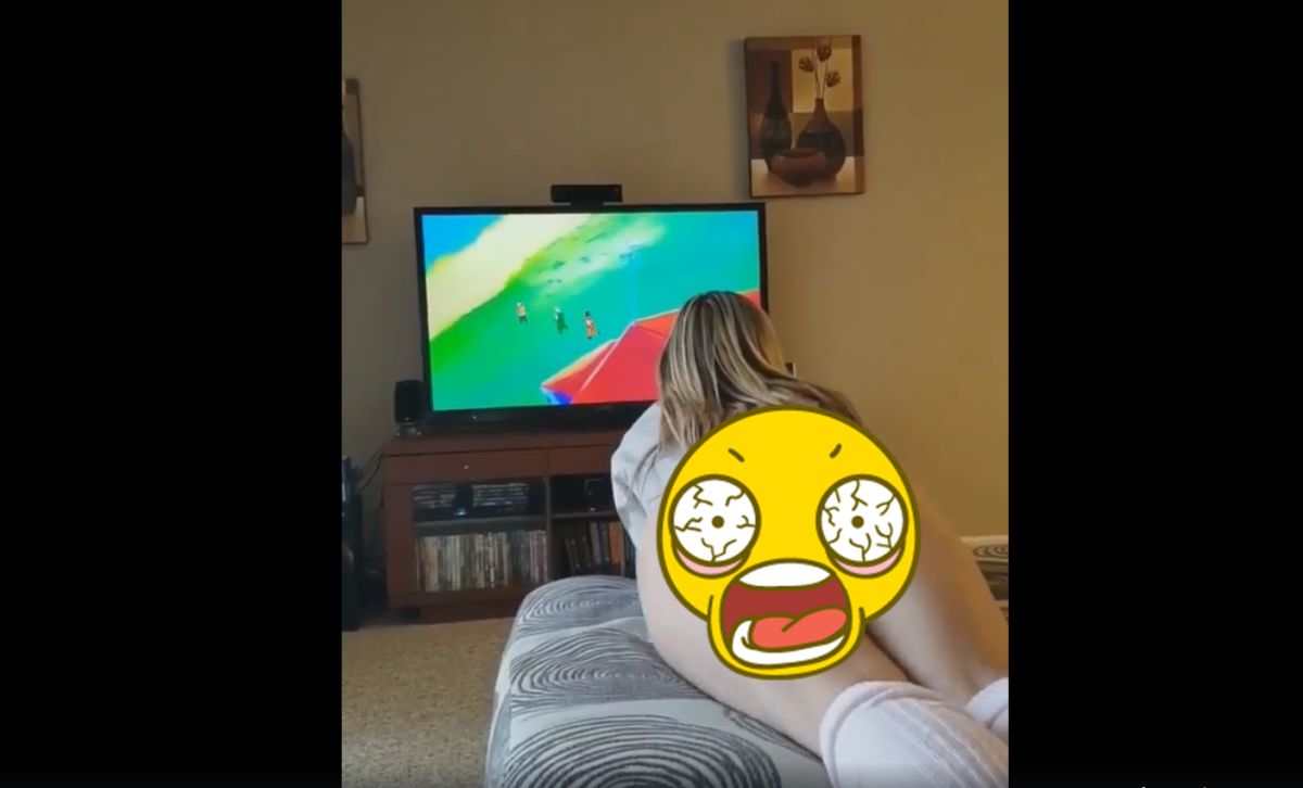 ▲金髮妹趴看七龍珠露蜜臀，網友暴動了。
（圖／翻攝 FB ）