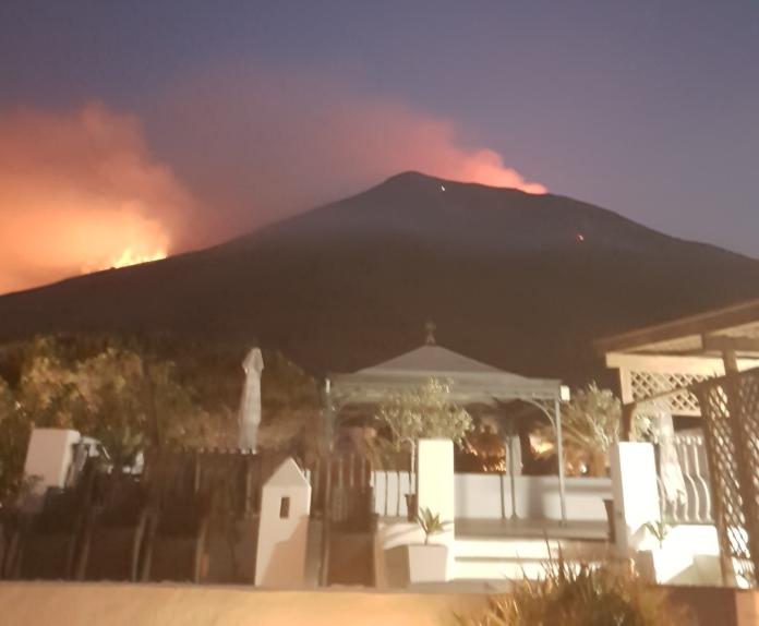 ▲義大利斯特龍伯利島（ Stromboli ）於昨（ 3 ）日島上一座火山激烈噴發。（圖／翻攝推特 
 @it_snottrue ）