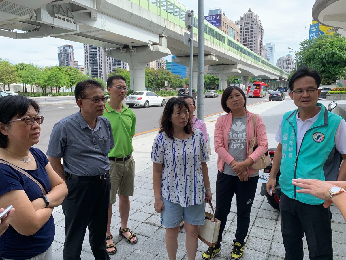 ▲議員張耀中邀集捷運的施工廠商及大新國小家長，測試進離站音樂分貝。(圖／柳榮俊攝2019.7.4)