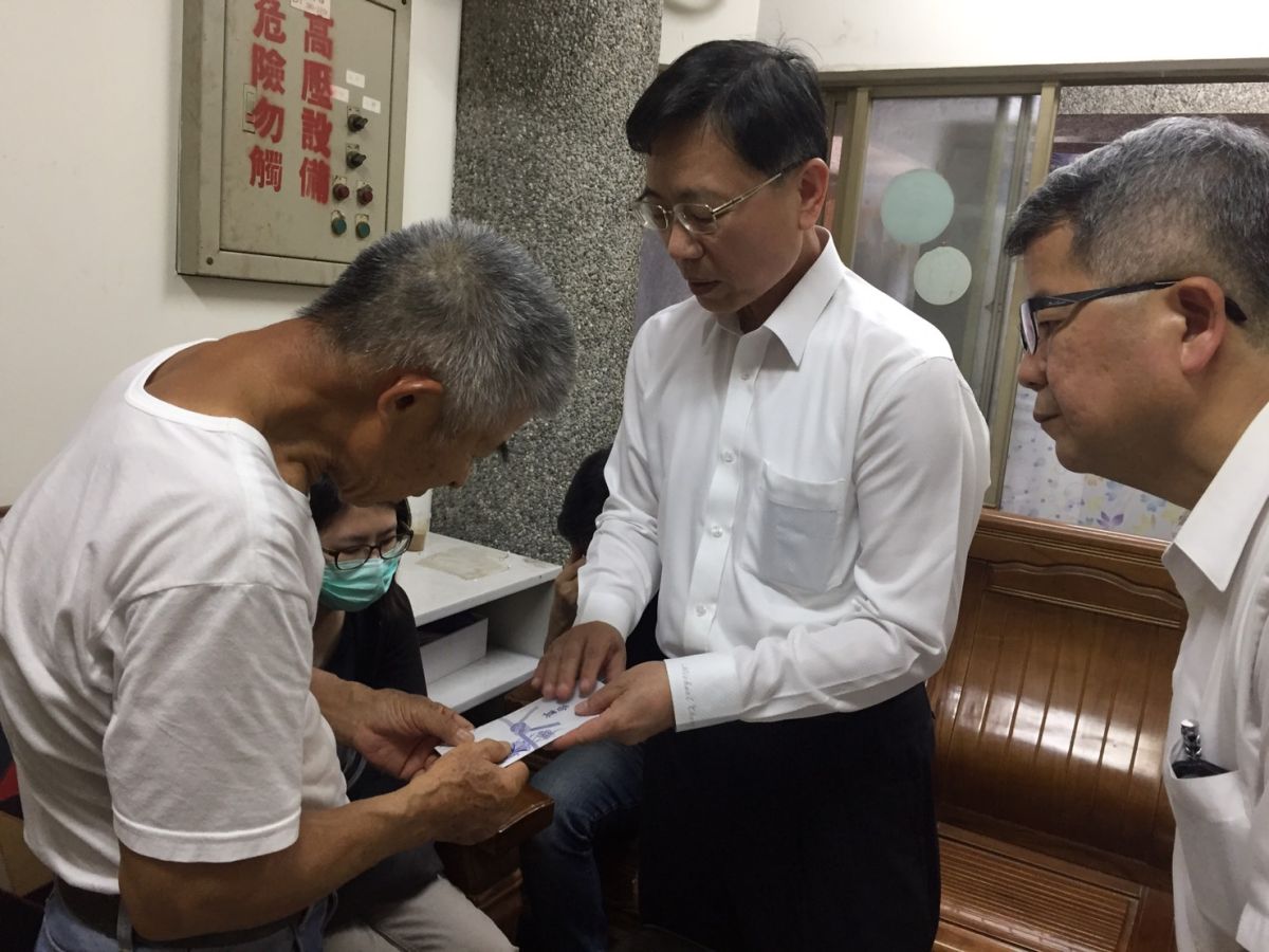 ▲交通部次長祁文中與台鐵局長張政源，今日至嘉義市立殯儀所慰問家屬並弔唁鐵路警察局李姓員警。（圖／台鐵）