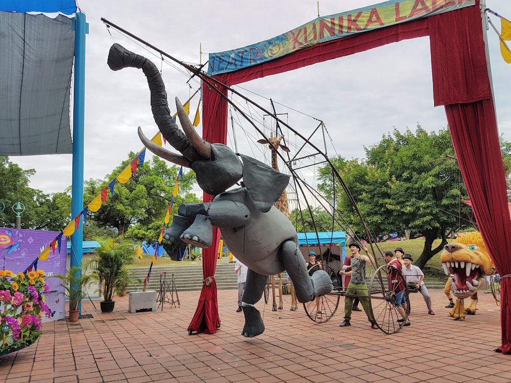 ▲2019宜蘭國際童玩藝術節邀請有「世界最大的木偶馬戲團」之稱的「波蘭木偶診所劇院」，帶來1:1比例的長頸鹿、獅子、大象等壯觀巨偶。（圖／記者李清貴攝,2019.07.04)