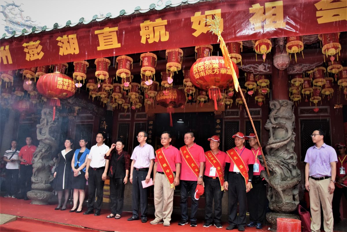 ▲澎泉兩地媽祖一早於泉州古城區繞境祈福，從文廟會面啟程帶領澎湖友廟聖尊及會香團，浩浩蕩蕩前往泉州天后宮安座駐駕。（圖／記者張塵攝，2019.07.04）