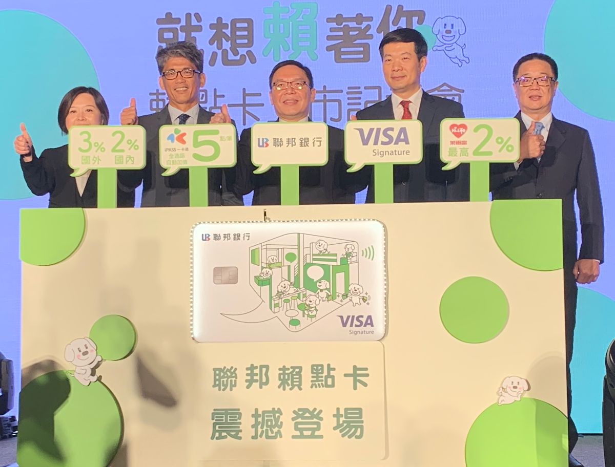 ▲國人越來越愛刷信用卡，而各項信用卡回饋中，除現金回饋之外，類現金點數回饋也受歡迎，而且回饋戰更從海外延燒到國內消費，有些卡2%起跳，最高可達4.5%，而且無上限。（圖／記者顏真真攝）