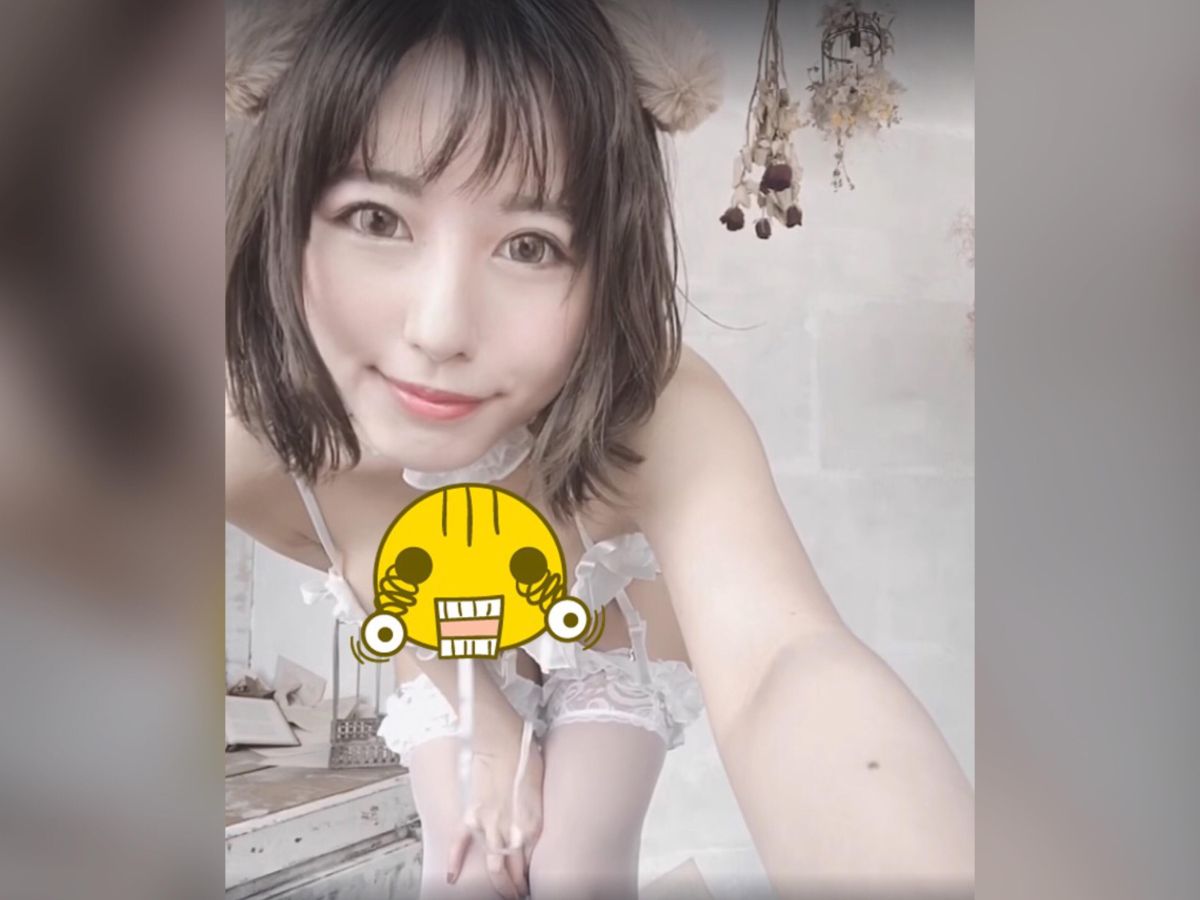 ▲咖滋咪喬鏡頭，不小心把 G 級核彈外露。（圖／截自臉書「咖滋咪 
 Kazumi Noomi 」）