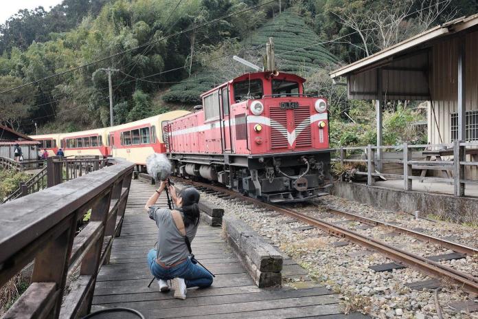 《森音旅行》主題列車有野地錄音師范欽慧同行。（圖/阿里山林鐵處及文資處提供，2019.07.04）