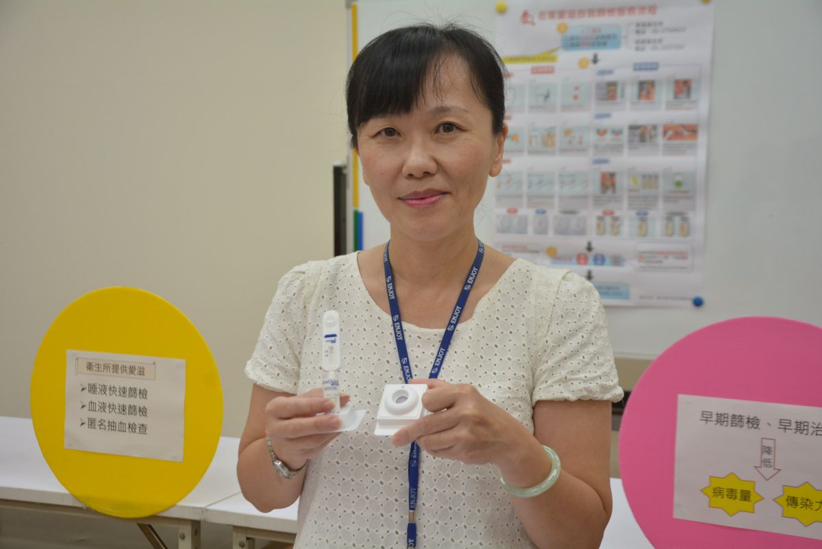▲黃露葵科長說明血液、唾液愛滋篩檢試劑的使用方式。（圖／記者郭政隆攝影2019.7.4）