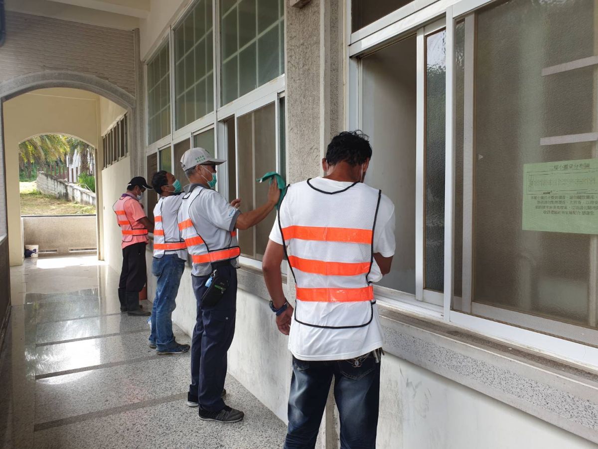 ▲彰化地檢署為酒駕犯舉辦社會勞動體驗活動，到彰化殯儀館納骨堂擦拭牆面、做清潔工，期盼能實質降低酒後開車的肇事率。（圖／記者陳雅芳翻攝，2019.07.04）