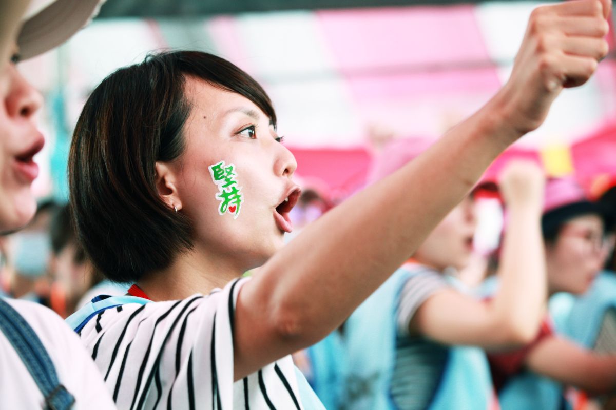 ▲工會預計凌晨將展開「長榮航橫行、空服員苦行」，帶領會員從南崁步行到總統府，預計傍晚抵達凱道，再次遞交先前那封「給蔡總統的信」，爭取蔡英文支持勞權及罷工。（圖／記者李春台攝）