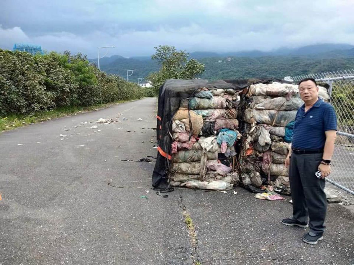 ▲頭城烏石港地區停車場旁道路，6月28日遭不明人士傾倒17公噸約20捆的大型垃圾包。（圖／頭城鎮長曹乾舜提供)