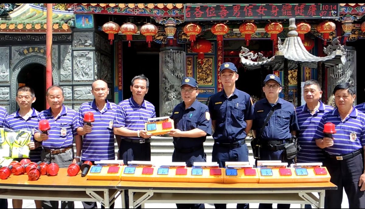 ▲二水鄉安德宮關心駕駛人行車安全，主委謝芳杰代表廟方捐贈田中警察分局15組LED太陽能爆閃燈、警示燈。（圖／記者陳雅芳攝，2019.07.04）