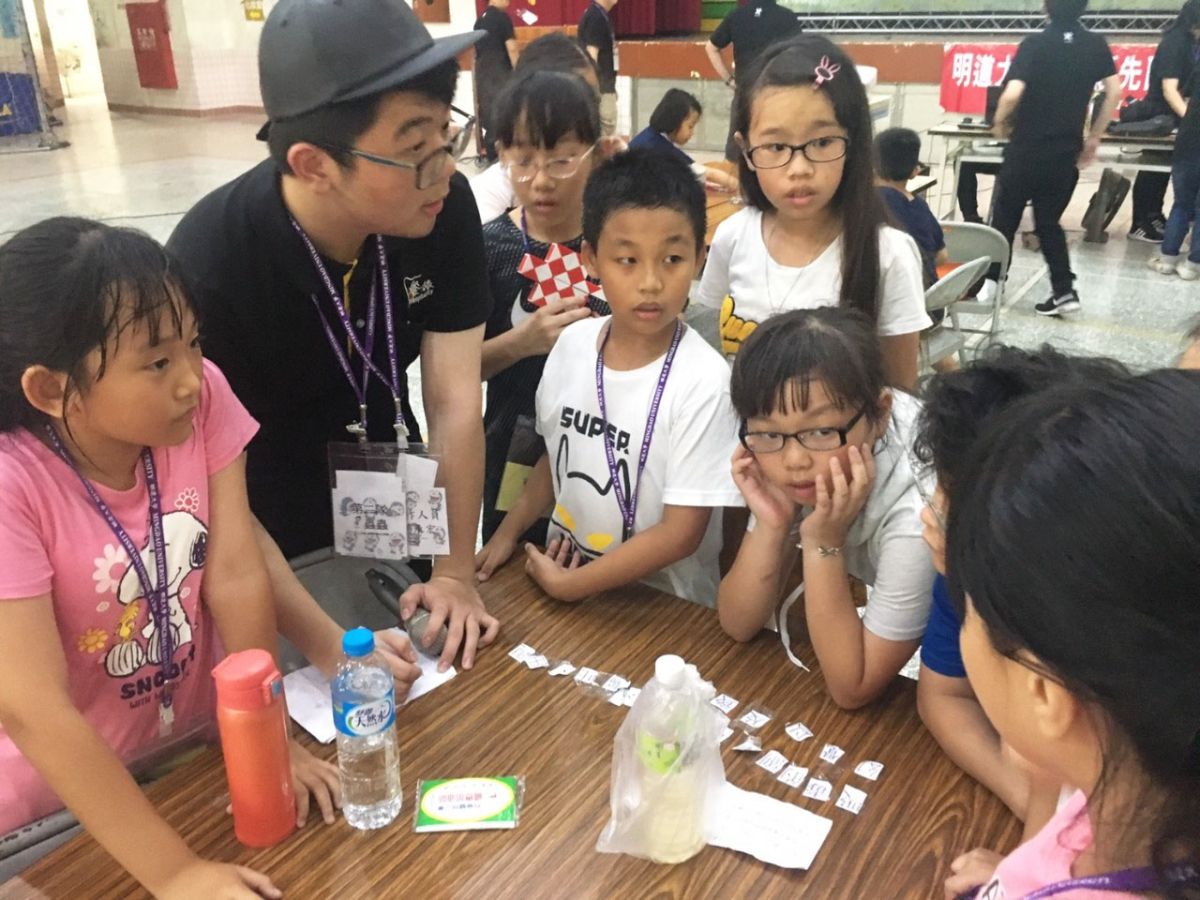 ▲小隊輔安排翻葉子、有獎徵答等團康活動，讓小朋友遊戲中學習團隊合作、互助精神。（圖／記者陳雅芳攝，2019.07.04）