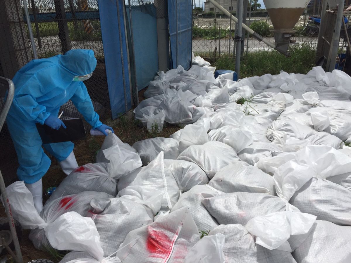 ▲經家衛所確診感染H5N2亞型高病原性禽流感病毒，防疫人員於今日進行全場撲殺清場及消毒工作，計撲殺1萬5189隻土雞。（圖／記者陳雅芳攝，2019.07.04）