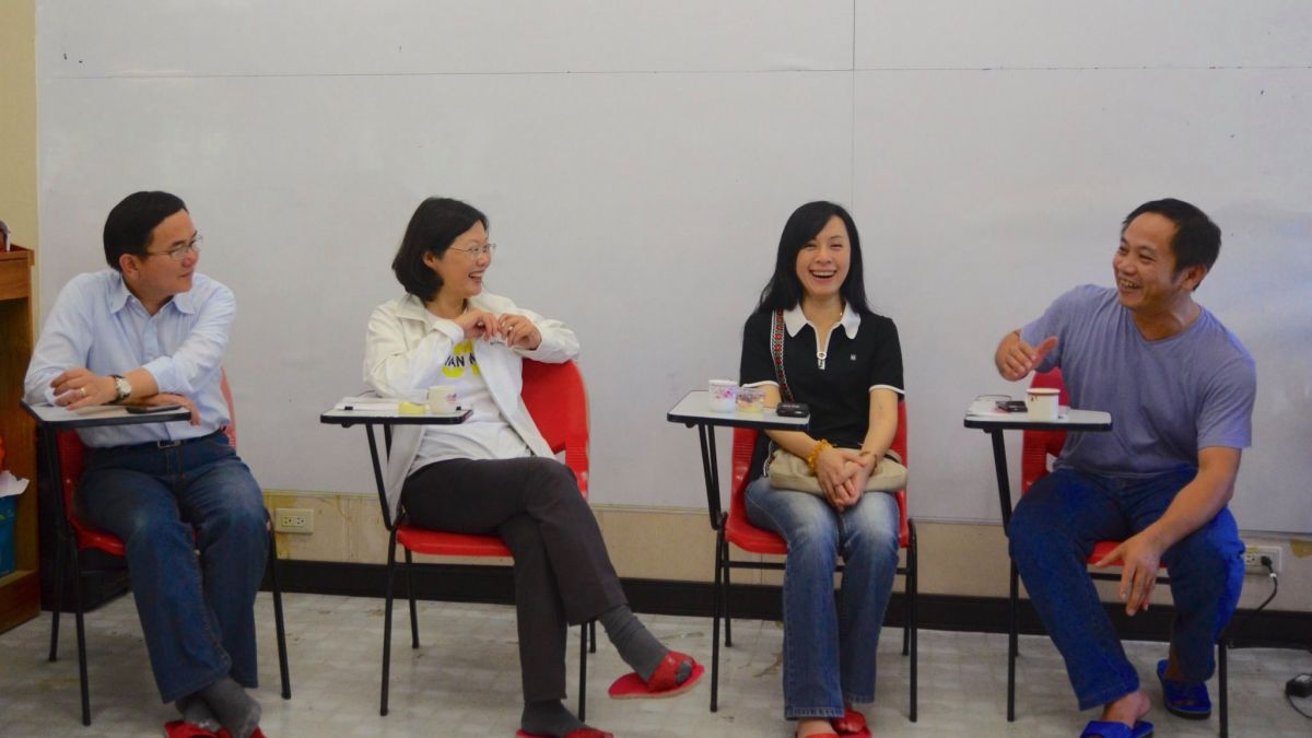 台東「孩子的書屋」創辦人「陳爸」陳俊朗昨天離世。總統蔡英文5日在臉書發文，回憶與陳爸第一次見面的場景。（圖／翻自蔡英文臉書）