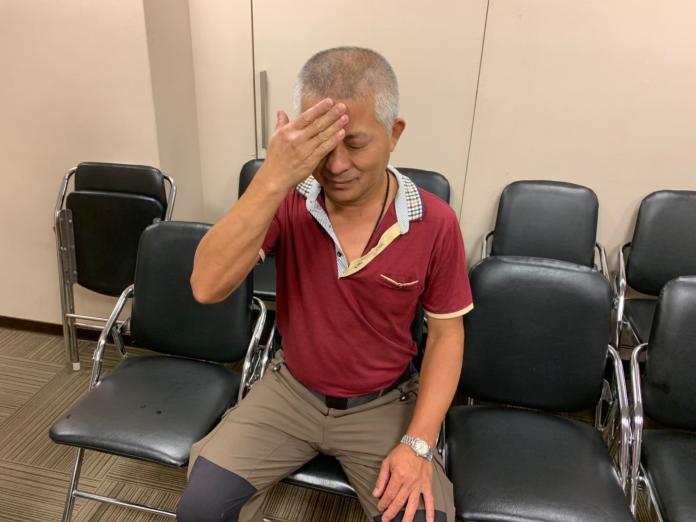 ▲47歲李先生撞傷後產生皮下腫塊，干擾到臉部外觀。（圖／記者汪瑋琪攝）