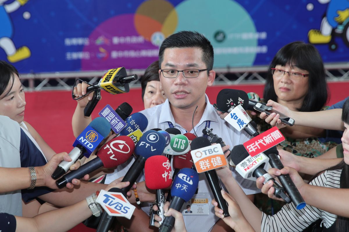 ▲市長盧秀燕出席身障桌球錦標賽活動後，以另有行程不受訪，留下新聞局長吳皇昇回應。 (圖／柳榮俊攝2019.7.5)