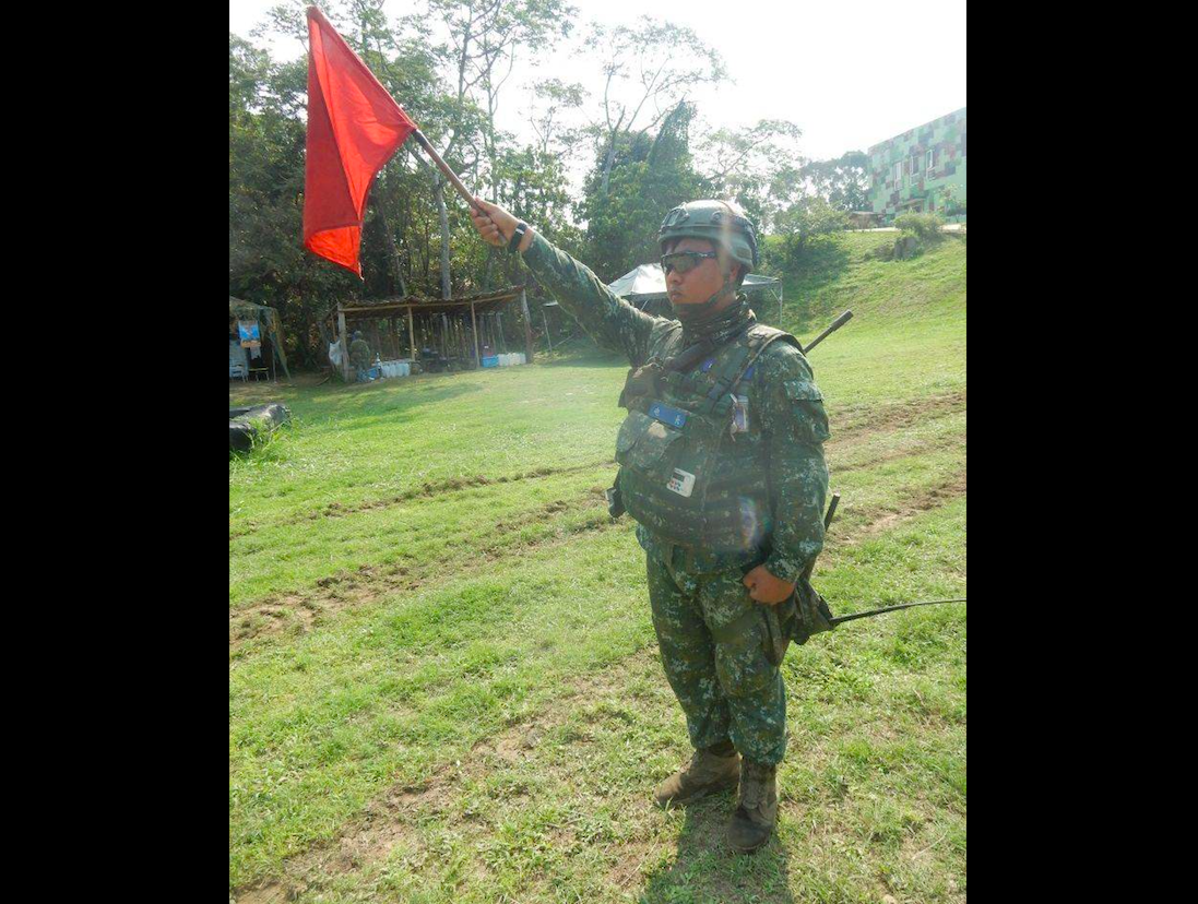 ▲機步333旅中士班長羅偉3日在台鐵自強號列車的持刀傷人事件中，與站務人員合力協助警員制伏歹徒。（圖／陸軍機步333旅提供）