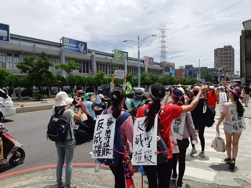 ▲長榮罷工空服員今苦行 30 公里至凱道陳情。（圖／翻攝自桃園市空服員職業工會臉書）