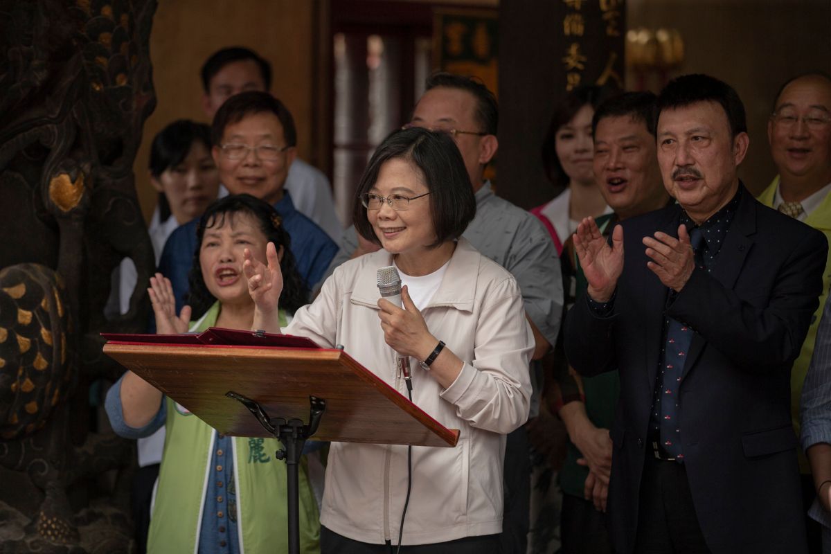 針對鐵路警察李承翰昨天因公不幸殉職一事，總統蔡英文5日受訪時表示，這次事件讓全國人民都很難過，但在難過之餘，警力的強化要列為最優先項目。（圖／總統府提供）