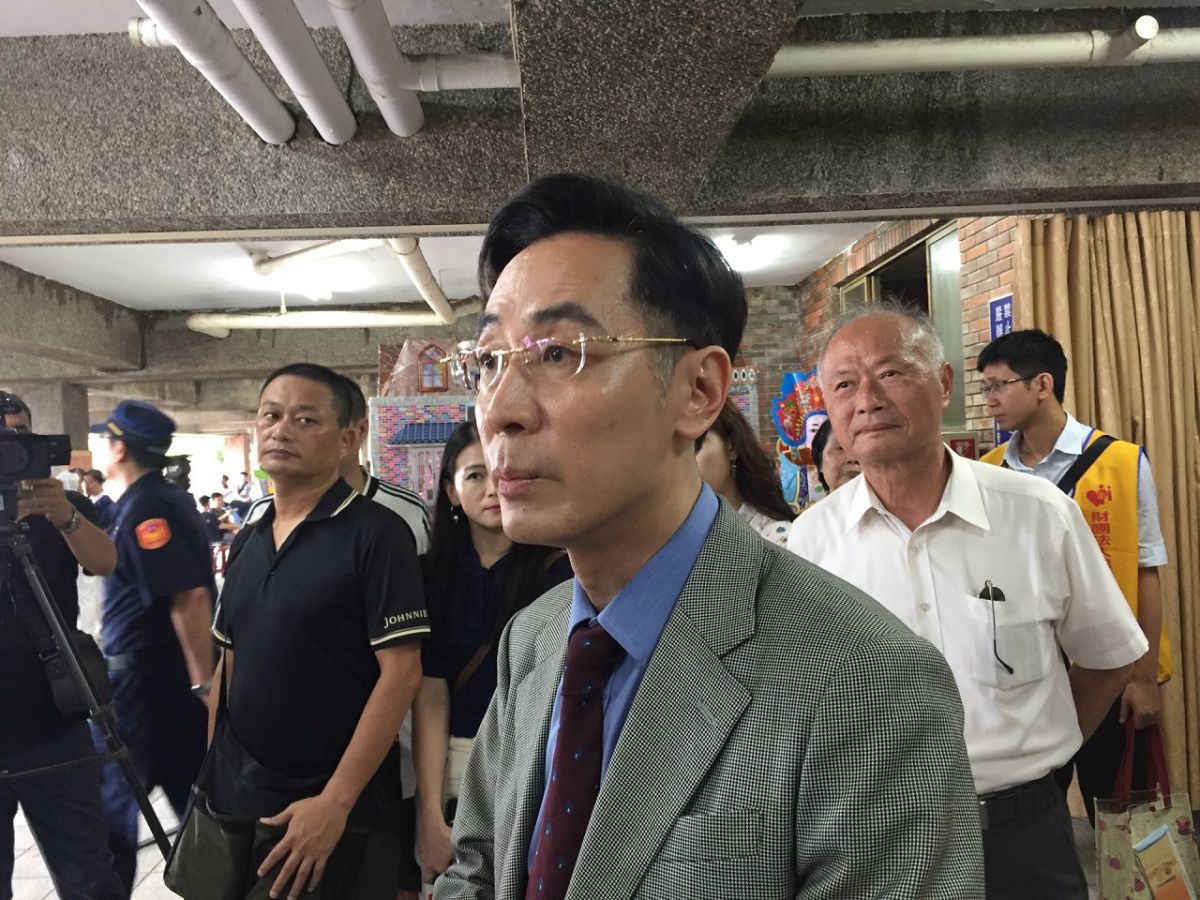 ▲嘉義地檢署檢察長繆卓然(中)率書記官長林合(白上衣)等人，慰問殉職的李員家屬，重申嚴正追訴的決心。（圖／記者陳惲朋攝）