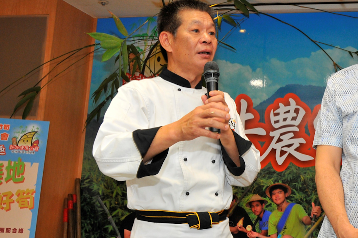 ▲國宴大廚「水蛙師」將項新北筍王採購頂級綠竹筍。（圖/主辦單位提供）