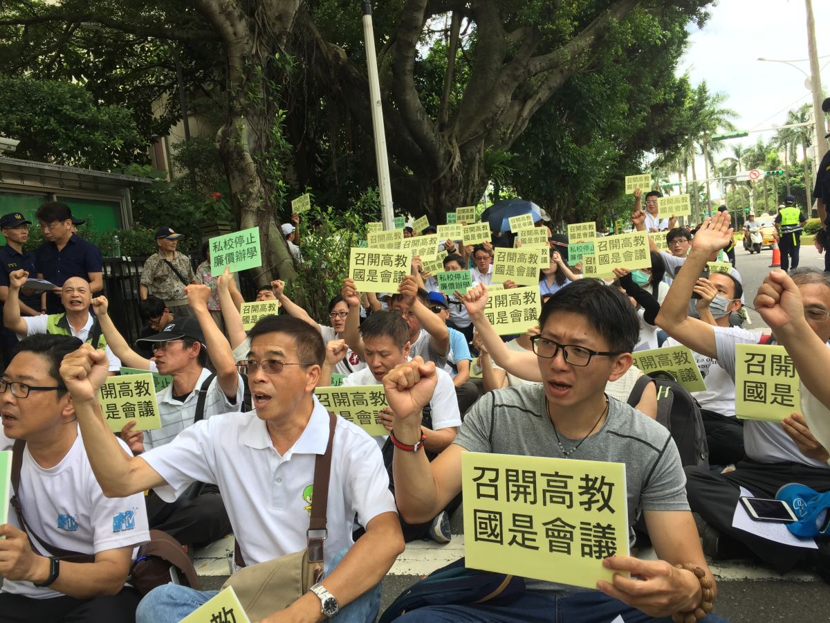 ▲私教公會在教育部前舉辦「為私校點燈」活動，呼籲政府應立法終止私校廉價辦學，並召開「高教國是會議」，檢討高教發展問題。（圖／記者黃仁杰攝, 2019.07.05）