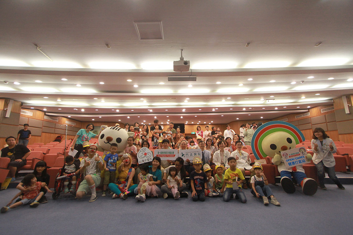 ▲OPEN小將和條碼貓今天來到門諾醫院探望病童，希望可以帶給他們鼓勵的力量。（圖／記者鄭志宏攝）